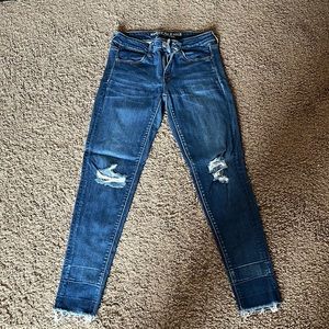 Womens size 6 AMERICAN EAGLE SKINNY JEANS